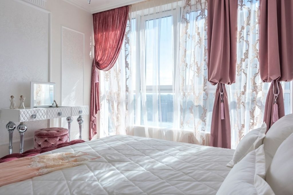 Should You Buy Ready-Made or Custom-Made Living Room Curtains? Should You Buy Ready-Made or Custom-Made Living Room Curtains?