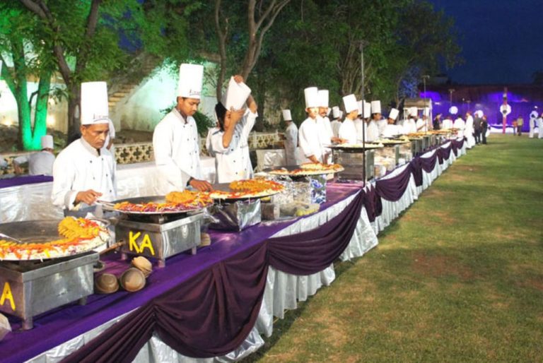 What Are TheThings That You Should Consider Before Booking A Catering Service