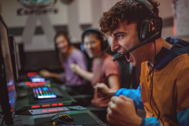 Why do many players like to play esports?